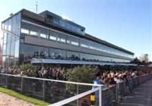 Hamburg und Norddeutschland: Trabrennbahn Bahrenfeld: Promi-Rennen von ...